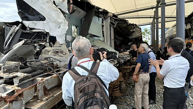 今年8月31日，日本交流團與太魯閣號罹難者家屬、交通部等人一同到事故車廂勘查，竟然現罹難者骨骸。翻攝自陳孟秀律師臉書