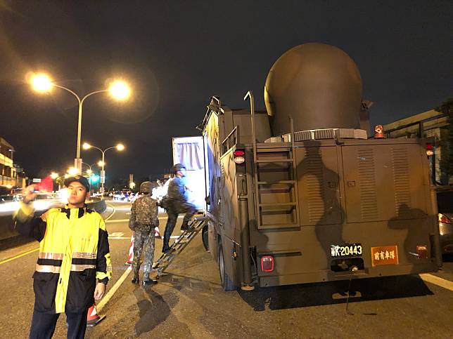 ▲台鐵普悠瑪翻覆事故，陸軍蘭陽地區指揮部維星通信車至事故現場協助救災畫面回傳運用。（圖／國防部提供, 2018.10.21）