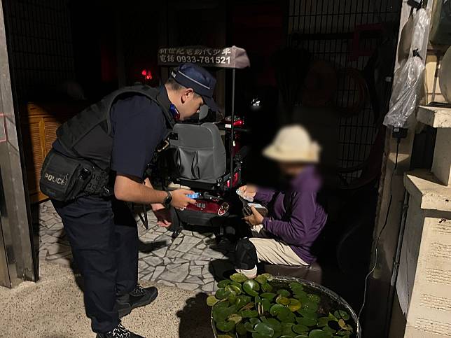 老婦人連人帶車卡在空蕩蕩的街頭不知所措，所幸員警巡邏經過，即時伸出援手。圖：讀者提供