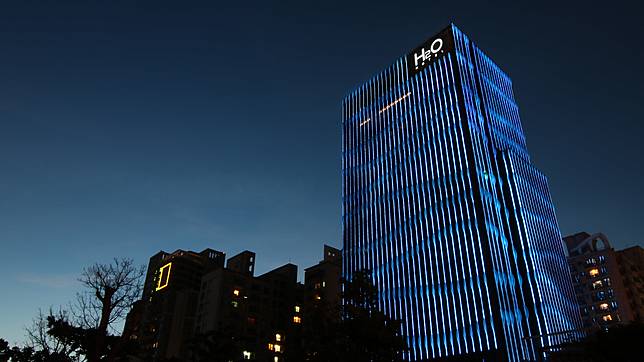 ▲呈現流光水影的特色建築，為北高雄的夜間地標之一。（圖／H2O水京棧國際酒店）