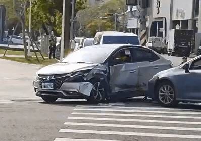 什麼「撞」況？提醒「右轉沒打燈」竟遭猛撞 高雄街頭化身現實版GTA | 民視新聞網 | LINE TODAY