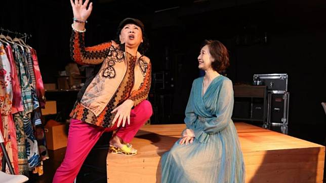 王琄（左）在劇中對著劉珊珊模仿各種奇葩相親男子，引人狂笑不止。（圖／故事工廠提供）