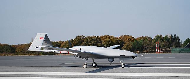 立陶宛平民集資為烏克蘭採購軍用無人機，讓外界感到不可思議。圖為烏克蘭日前向土耳其購置的拜拉克塔武裝無人機(Bayraktar TB2)(圖取自維基)