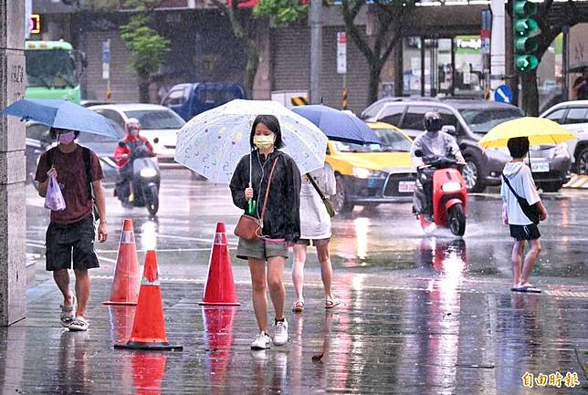 氣象署指出，今天鋒面北移至台灣北部海面，上午各地轉為多雲的天氣，午後中部以北、東北部、東部地區及其他山區易有短暫雷陣雨，晚起隨著西南風逐漸增強，南部地區降雨機率增加。(資料照)