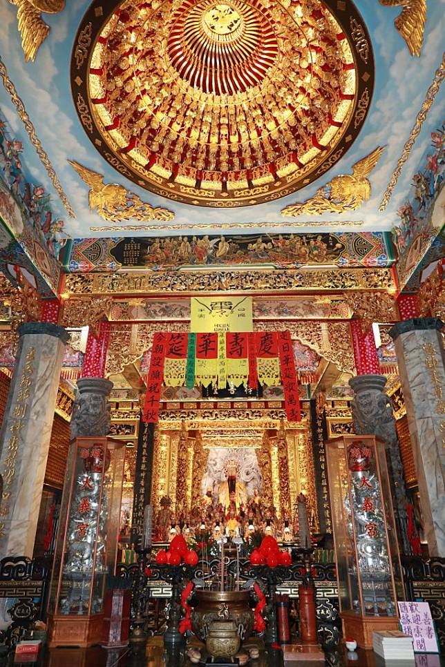 澎湖大義宮是少數燈光美、氣氛佳的廟宇。（記者陳俊文攝）