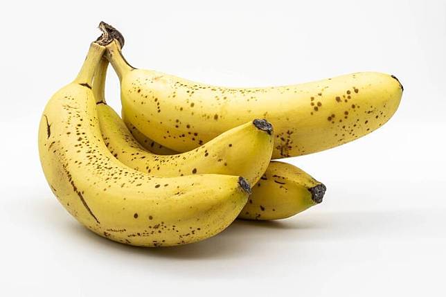 挑選香蕉，農業部建議，轉色均勻、無大面積擦、壓傷痕跡；圖為示意圖。(圖取自freepik)