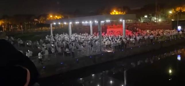 5 日社群平台卻傳出一段影片，廣達在上海子公司達豐電子工廠，數百名員工因無法忍受防疫限制，集體衝過隔離屏障發生衝突。   圖：擷取自@O8f0hthyz95pLwo推特