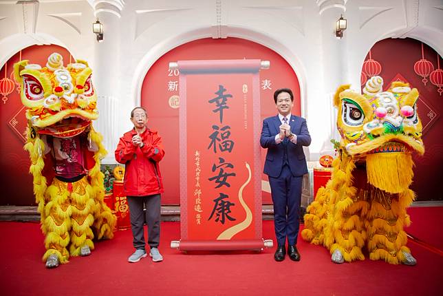 新竹市政府六日在市府一樓大廳舉辦二０二五春聯發表及走春活動記者會，賀歲春聯、紅包袋、開運福袋，一月八日起開放索取。(記者曾芳蘭攝)