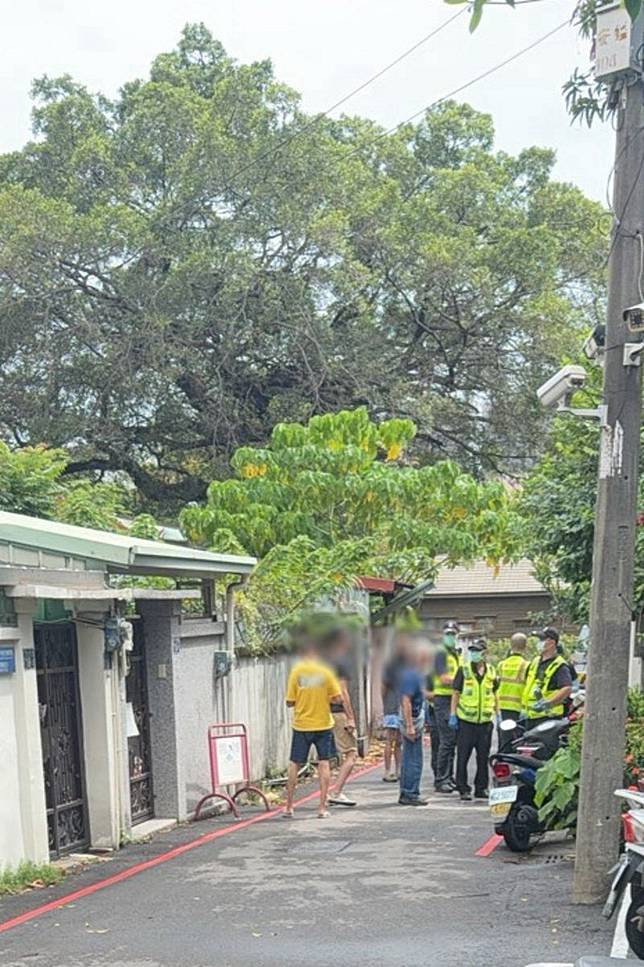 52歲王姓男法警午後在西區林森路宿舍整理路樹，疑因暴雨濕滑踩空，從高處跌落身亡。民眾提供