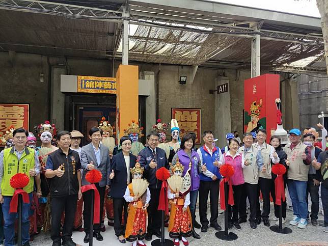 蕭壠文化園區台南藝陣館開幕，黃偉哲到場參加，並聽取布展的解說。 （記者林相如攝）