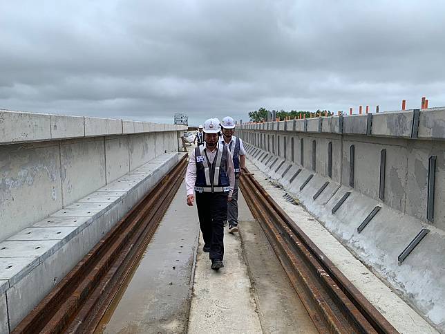 桃園市捷工局以步行近8公里方式，逐步進行捷運綠線高架段土建統包工程北段成果視察。圖：捷工局提供