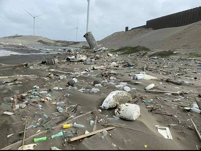 桃園市議員舒翠玲抨擊，桃園市觀音區保障掩埋場的垃圾一直被風吹到海岸上，「垃圾根本減不勝減、防不勝防」。(桃園市議員舒翠玲提供)