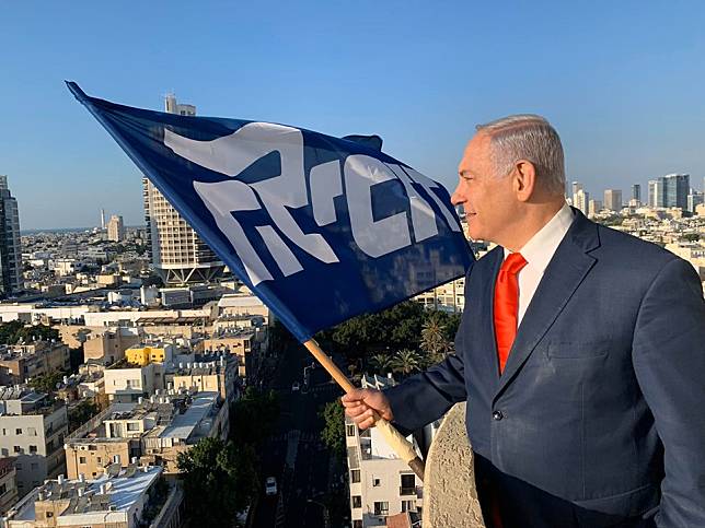 納坦雅胡擔任以色列總理甚久，但最近權位不穩，17日大選結果若不如預期，可能下台，面臨3起貪瀆官司。   圖：翻攝自納場雅胡臉書
