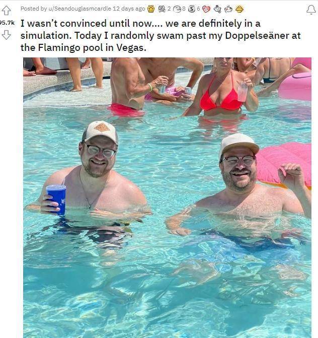 麥卡德爾將兩人合照發到論壇Reddit上，並寫下自己遇到分身。（翻攝Reddit）