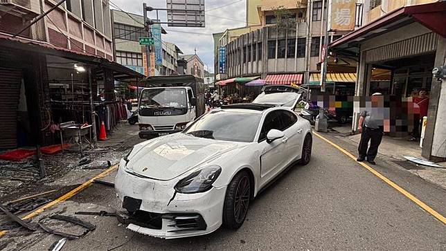 保時捷車頭嚴重毀損，男子也不斷叫囂，讓鄰居嚇得紛紛走避。(圖／翻攝畫面)