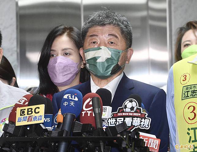 民政黨台北市長候選人陳時中今上午前往綠色和平廣播電台接受專訪。(記者羅沛德攝)