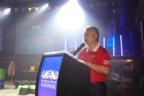 Datuk Snowdan Lawan reading the Minister’s text speech, who announced the FY2024 achievements at last night’s BESarawak Board of Appreciation night themed ‘Sports & Glam – Ultimate Appreciation Night’.