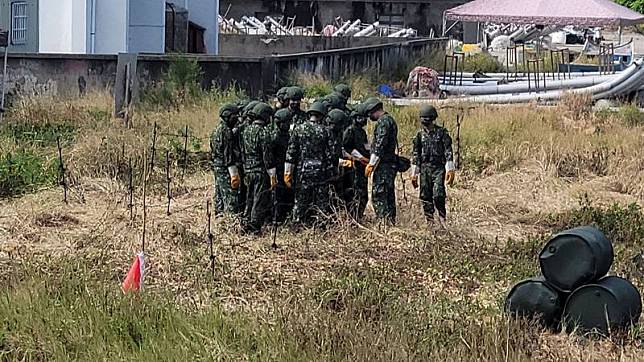 國軍漢光38號實兵演習，第五作戰區26日在苗栗縣後 龍鎮實施「後備部隊灘岸阻絕設置」演練，部分召員 首次接觸教召就遇上演習，緊張在所難免，但認為有 助提升後備軍人戰力。 中央社記者管瑞平攝 111年7月26日  
