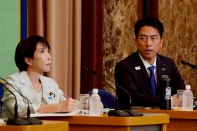 2025年9月24日，自民黨總裁候選人辯論會，高市早苗（左起）與小泉進次郎出席。路透社資料照