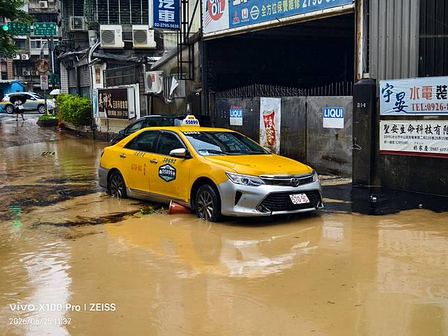 北市內湖路三段，計程車遭遇淹水。高沛生攝
