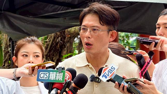 民眾黨主席黃國昌出席「民眾加菜啦」活動，發放高麗菜給新北在地居民。陳祖傑攝