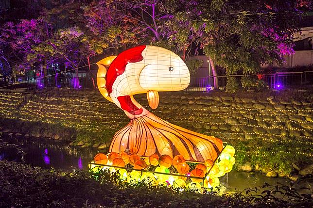 屏東萬年溪燈會，作者夏愛華以錦鯉與阿勃勒結合而成的作品「錦上添花」 (圖片提供：屏東縣政府／拍攝：南山秋雄)
