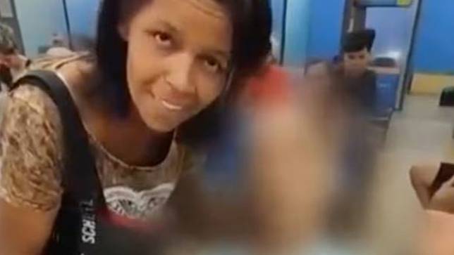 巴西一名女性推著坐輪椅的「伯父」去銀行辦貸款，但輪椅上的伯父其實稍早過世了。翻攝推特@realengotv