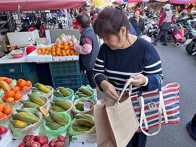 環保局呼籲市民朋友，透過日常行為的轉變及使用環保標章產品。圖：環保局提供