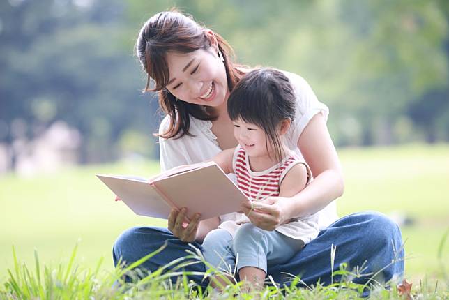 俗語有話「書中自有黃金屋」，不少爸媽都從小培養子女閱讀的好習慣。