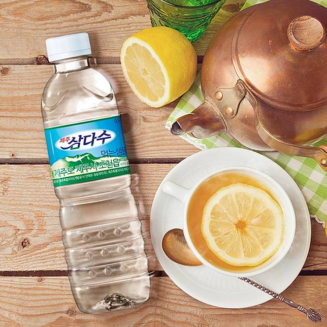 小標：喝好水迎接熱力四射的夏天  今年夏天7-ELEVEN (看地圖)獨家引進韓國礦泉水領導品牌-濟州SamDaSoo火山岩盤礦泉水，其水源取自濟州島地面下420公尺，經過火山岩盤層層過濾的韓國好水，多種礦物質成分(鈣、鎂、鈉、鉀)，水質純淨、溫和順口，是韓國人手一瓶的國民礦泉水，根據韓國尼爾森資料，2017～2020年間，連續四年穩占韓國銷售NO.1地位，同時也是各大國際會議的指定用水喔！  圖說：7-11獨家引進韓國濟州SamDaSoo火山岩盤礦泉水．每瓶35元。即日起~7/27、8/2~8/24期間於7-11任選兩件指定飲品還可參加飲料戳戳樂。（圖片來源/7-ELEVEN）