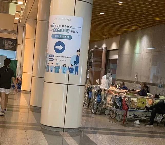 台大醫院急診壅塞、病患滿到大廳的畫面備受討論。（圖／陳昭姿Facebook）
