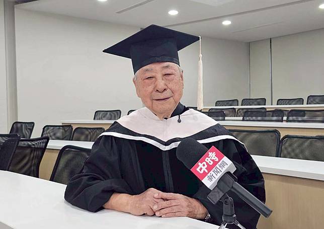 李富城始終秉持「退而不休」精神，碩士專班平均科目獲得95分。(照片/游定剛拍攝)