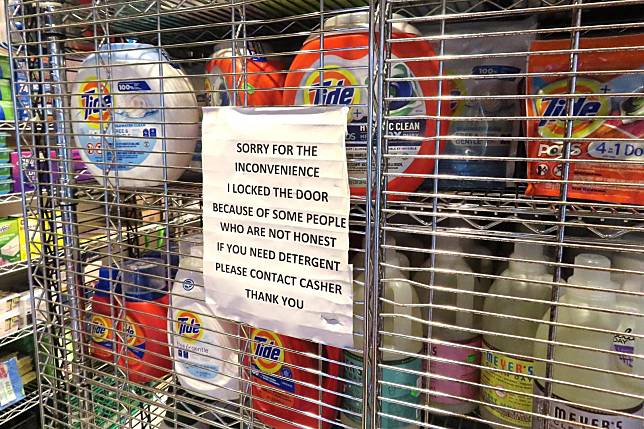 紐約市曼哈頓有許多零售店把洗衣精相關用品上鎖。主要是紐約竊案依照偷竊金額分級，導致小竊案層出不窮，零售業者只能自求多福。（攝影／許曉嘉，下同）