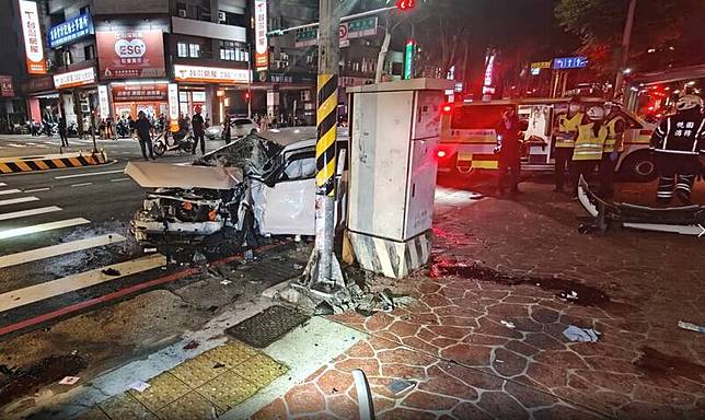 轎車車頭撞爛。(桃園市消防局提供)