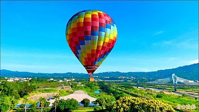 台中熱氣球嘉年華，民眾搭乘熱氣球可鳥瞰大甲溪河畔美景。(記者歐素美攝)