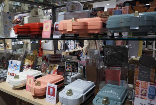 
<p>如果最近常看日韓的料理頻道肯定是會被鬆餅機和吐司機燒的體無完膚，彷彿一台在手萬事ok，來到BRUNO 就能讓你輕鬆端出不輸網美cafe的炫耀式早餐（應該啦）。</p><p>
</p><p>
</p><p>
<b>BRUNO </b></p><p>
</p><p>
店鋪位置｜LUMINE 2 ／ 5F</p><p>
營業時間｜平日 11:00 ～ 21:30 ／ 假日10:30 ～ 21:30</p><p>
<a href=