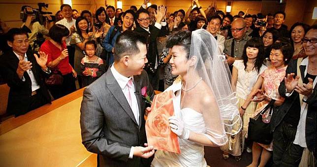 方健儀於2010年10月10日下嫁給洪楚恒。（方健儀facebook圖片／明報製圖）