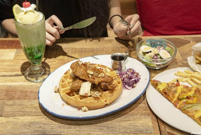 
<p>一旁的WAFFLE CHICKEN HOMIES更是罪惡感爆棚呀！香酥脆口的現炸炸雞放在外酥內軟的鬆餅上，一定要淋上滿滿的楓糖漿，一吃口好罪惡但是忍不住想要一口接一口的慾望！順道一提的是，這樣的炸雞鬆餅在日本的女孩們之間非常有人氣，現場點餐的都是可愛的妹子呀～</p><p>
</p><p>
</p><p>
<b>WAFFLE CHICKEN HOMIES​</b></p><p>
</p><p>
店鋪位置｜8F</p><p>
<a href=
