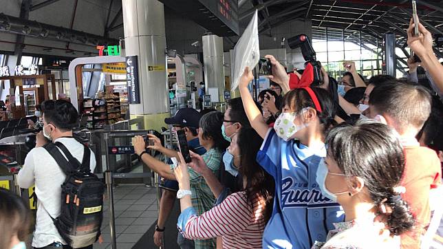 陳時中率領防疫五月天搭高鐵南下到台南，高鐵站就已經聚集不少熱情的民眾到場支持。（指揮中心提供）