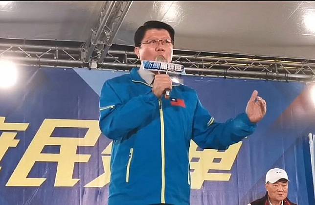 謝龍介今天在「庶民列車」台南開講活動中宣布，明年元月11日將正式參選中國國民黨黨主席。(記者蔡文居翻攝)