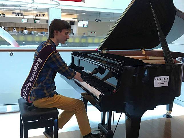 俄羅斯鋼琴家羅曼諾夫（Alexey Romanov）雙手沒有手掌，靠著不斷努力，成為鋼琴家。他以小臂末端彈鋼琴鍵，優美而流暢