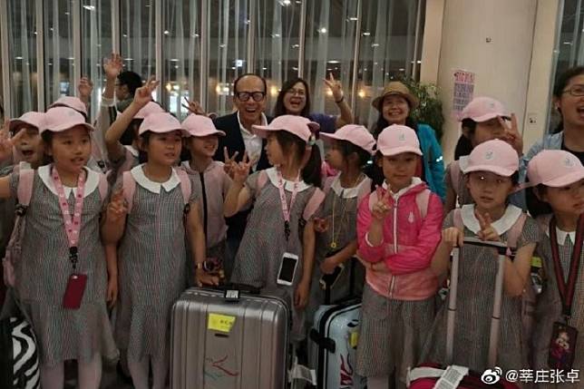 The youngsters from Shanghai got a wonderful surprise when they met billionaire Li Ka-shing at an airport in Japan. Photo: Weibo