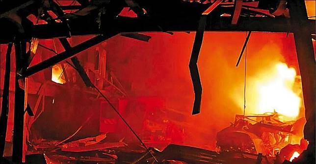 屏東科技園區明揚國際公司廠房22日傍晚發生大爆炸火警。（消防局提供）