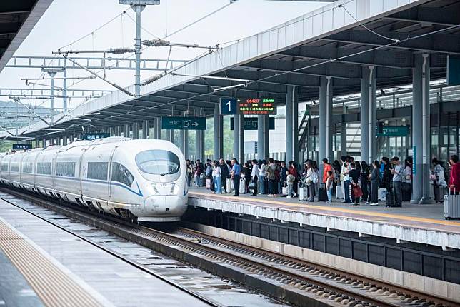 Passengers prepare to board a train at Loudi South Railway Station in Loudi, central China's Hunan Province, Oct. 1, 2024. (Photo by Wu Yonghua/Xinhua)