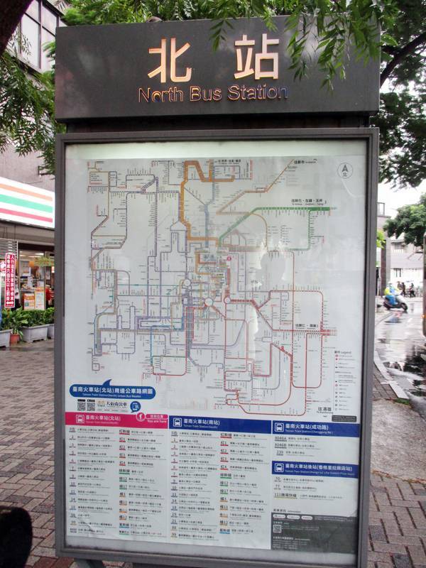 台南車站有30條公車路線匯流，台南市政府委由專業團隊設計出「區域整合路網圖」，且採用「捷運風」樣式，簡潔線條又兼顧道路方位，讓民眾快速判別方位與可利用的站點及路線。（台南市政府提供）中央社記者張榮祥台南傳真 110年10月28日  

