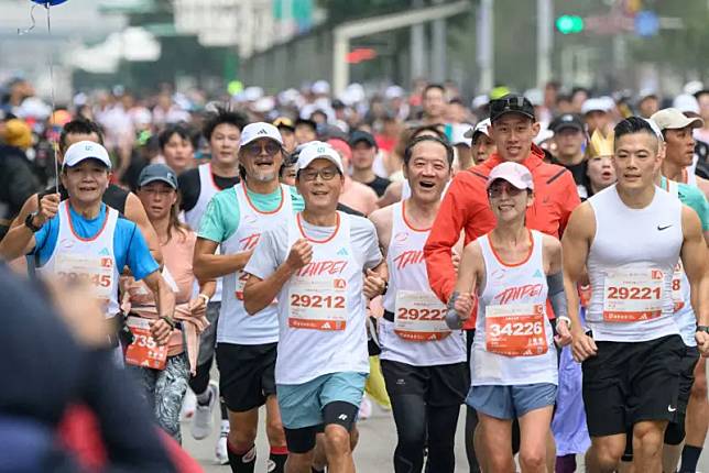 富邦集團董事長蔡明忠今年第11度完賽臺北馬半程馬拉松，以行動力挺臺北馬，持續號召大家為健康與永續而跑。（圖/富邦金控提供）