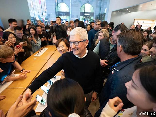 蘋果行政總裁庫克(Tim Cook)年內三度到訪中國，今次他出席北京第二屆中國國際供應鏈促進博覽會。(資料圖片/庫克微博圖片)