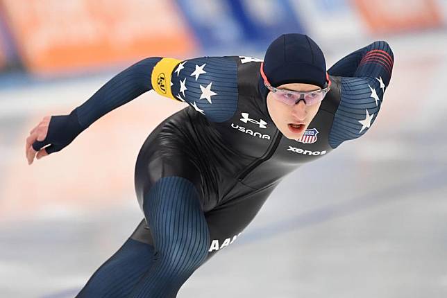 Jordan Stolz of the United States competes during the men's 1,000m Division A race at the ISU World Cup Speed Skating in Beijing, China, Nov. 30, 2024. (Xinhua/Ju Huanzong)