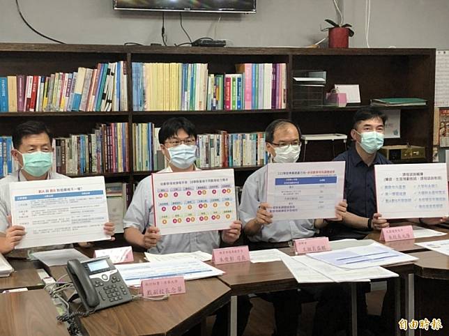 大學招聯會公布「大學參採學習歷程項目內容」完整版，因應高二數學分軌學習，分為數A和數B，招聯會和教育部今開記者會說明，大學2002個校系參採學測「數學」的情形，申請入學管道有635個系組參採數學A，404個系組參採數學B，數A及數B進行招生分組或擇一檢定有66個系組，有897個系組不參採數學。(記者林曉雲攝)