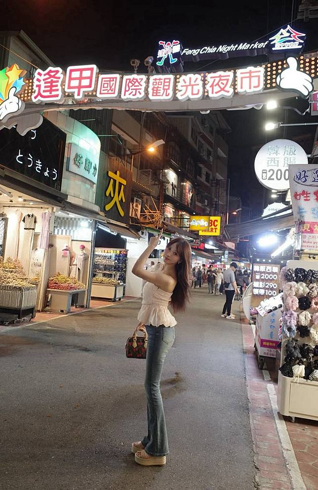 三上悠亞逛逢甲夜市，遊客稀少。（圖／Threads@yua_mikami）